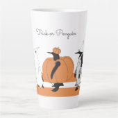 Whimsical Pumpkin Penguin Grappig Halloween Latte Mok (Voorkant)