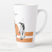 Whimsical Pumpkin Penguin Grappig Halloween Latte Mok (Rechts)