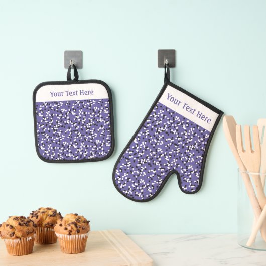 Whimsical Purple Polka Dot Doodles Pattern Ovenwant & Pannenlap Set (Insitu(Ophanging))