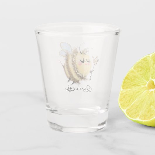 Whimsical Queen Bee met kroon en toverstok Shot Glas (Achterkant)