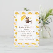 Whimsical Raccoon Gele Paraplu's Baby Sprinkle Kaart (Staand voorkant)