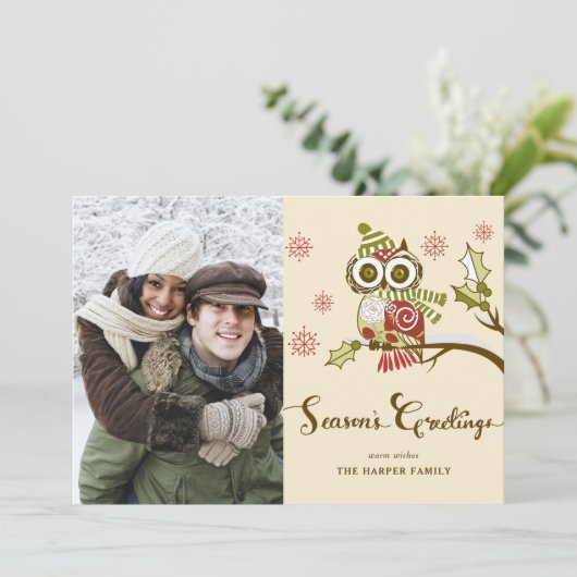 Whimsical Red Owl en Snowflakes Vakantiefoto Feestdagenkaart (Staand voorkant)