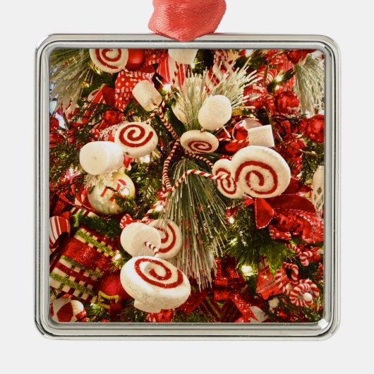 Whimsical Red & White Snoep Threaded kerstboom Metalen Ornament (Voorkant)