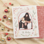 Whimsical Retro Christmas Doodle Fotobudget<br><div class="desc">Leg de vakantiemagie vast met deze charmante retro-kerstfotokaart! Met een boogvormige foto omlijst door een handgetekende rand, voegt het een speelse toets toe aan uw familie-afbeelding. Een lintrol met "Merry Christmas" zit bovenaan, omringd door grillige illustraties van klassieke kerstelementen zoals klokken, een rode roodborstje, hulst, geschenken en meer. Uw familienaam...</div>