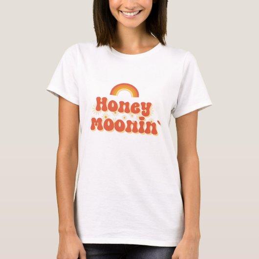 Whimsical Retro Font Honeymoonin" Gift for Bride T-shirt (Voorkant)