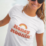 Whimsical Retro Font Honeymoonin" Gift for Bride T-shirt<br><div class="desc">Dit leuke shirt zou een geweldig cadeau zijn voor een vrouw die nog moet zijn!</div>