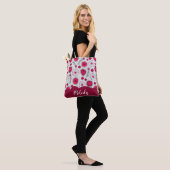 Whimsical rode witte harten bloemen bloemige naam tote bag (Op model)