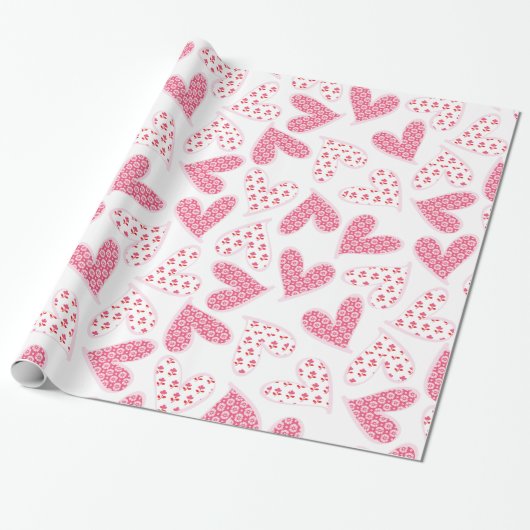 Whimsical roze bloemenharten patroon cadeaupapier (Uitgerold)