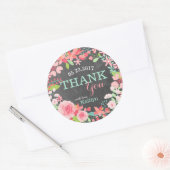 Whimsical roze bloemenkrans krijtbord dank u ronde sticker (Envelop)