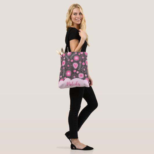 Whimsical roze grijze harten en bloemen bloemige n tote bag (Op model)