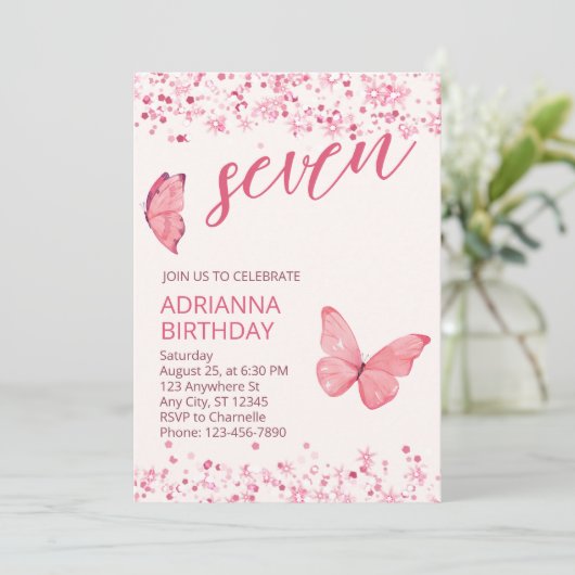Whimsical roze vlinder verjaardagsfeestje uitnodig kaart (Staand voorkant)
