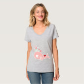 Whimsical roze zwangere mama walvis met baby meisj t-shirt (Voorkant volledig)