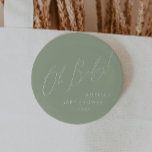 Whimsical Sage Green Oh Baby Ronde Button 5,7 Cm<br><div class="desc">Introductie van onze grillige salie groene oh baby-knop, perfect voor uw eenvoudige moderne boho-feest elk seizoen van het jaar! Deze knop heeft een boho-chique, genderneutrale sfeer met elegante kalligrafie en een delicaat minimalistisch ontwerp, waardoor het ideaal is voor zowel meisjes als jongens. Bovendien is het bewerkbaar, zodat u uw eigen...</div>