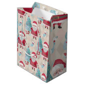 Whimsical Santa Claus en kerstbomen Medium Cadeauzakje (Achterkant Gekanteld)
