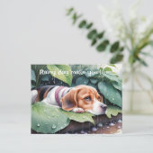 Whimsical Schattige Beagle regenachtige dag groen  Briefkaart (Staand voorkant)