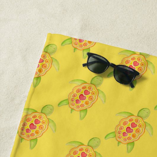 Whimsical schildpad hart waterverf kunst gele hand strandlaken (In situ)