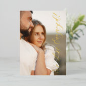 Whimsical Script Custom Photo Couple Engagement Folie Uitnodiging (Staand Voorkant)