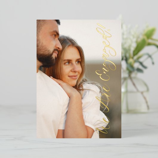Whimsical Script Custom Photo Couple Engagement Folie Uitnodiging (Staand Voorkant)