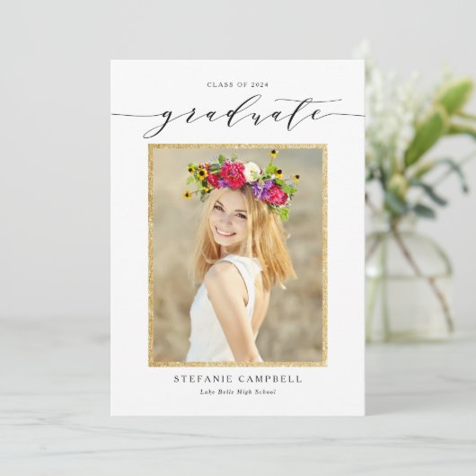 Whimsical Script Glitter Class of 2025 Afstuderen Aankondiging (Staand voorkant)