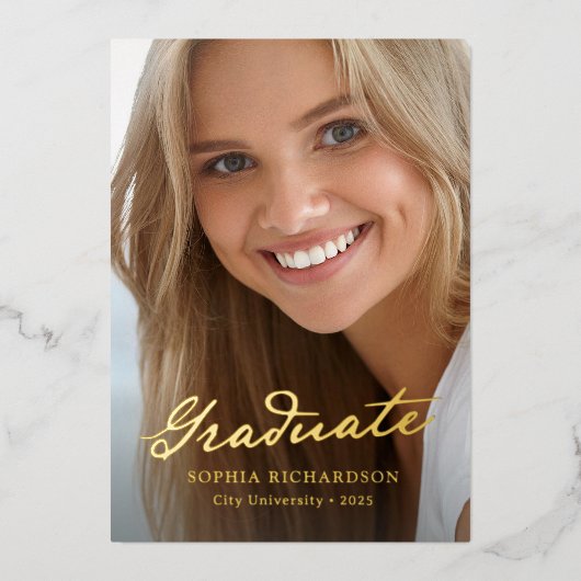 Whimsical Script Gold Foil Afstuderen aangekondigd Folie Uitnodiging (Voorkant)