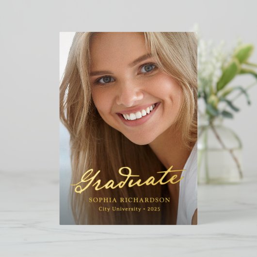 Whimsical Script Gold Foil Afstuderen aangekondigd Folie Uitnodiging (Staand Voorkant)