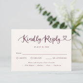 Whimsical Script Hart Traditioneel Huwelijks RSVP Kaartje (Staand voorkant)