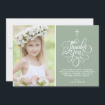 Whimsical Script Sage Eerste Heilige Communie Foto Bedankkaart<br><div class="desc">Whimsical Script Sage Groen Eerste Heilige Communie Foto Dank je Kaart | Stuur bedankt naar familie en vrienden met deze aanpasbare communie dank u platte kaart. Het beschikt over een grillig script op een wijze groene achtergrond en een quatrefoil patroon. Deze elegante foto bedankkaart zal ook perfect zijn voor doop...</div>