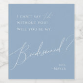 Whimsical Script | Stustblauw Bridesmaid-voorstel Wijn Etiket (Enkel label)