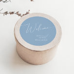 Whimsical Script | Welkom Dusty Blue Wedding Ronde Sticker<br><div class="desc">Introductie van ons verbluffende whimsical script | stoffige blauwe bruiloft welkom klassieke ronde sticker, perfect voor je eenvoudige moderne boho spring viering. Ons elegante ontwerp omvat een levendig helder, pastelkleurpalet met een chic calligraphy script. Of u nu de voorkeur geeft aan een minimalistische of klassieke stijl, ons unieke bewerkbare product...</div>