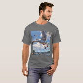 Whimsical Seagull met Sardine: speelse illustratie T-shirt (Voorkant volledig)