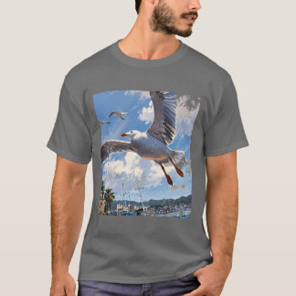 Whimsical Seagull met Sardine: speelse illustratie T-shirt