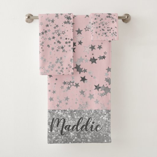 Whimsical Silver Stars op roze, gepersonaliseerd Bad Handdoek (Insitu)
