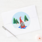 Whimsical Skiing Kerstmis Gnome Scene Ronde Sticker (Envelop)