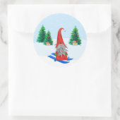 Whimsical Skiing Kerstmis Gnome Scene Ronde Sticker (Tas)