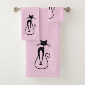 Whimsical Skinny Black Cat Roze Bad Handdoek (Insitu)