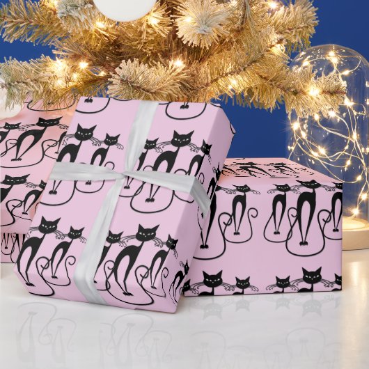 Whimsical Skinny Black Cat Roze Cadeaupapier (Feestdagen)