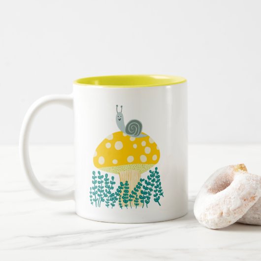 Whimsical Slak op Magical Mushroom Tweekleurige Koffiemok (Met donut)