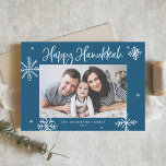 Whimsical Snowflakes Blue Happy Hanukkah Foto Feestdagenkaart<br><div class="desc">Fijne Chanoeka! Stuur warme wensen naar familie en vrienden met deze grillige Chanoeka kaart. Het beschikt over grillige sneeuwvlokken en moderne kalligrafie. Personaliseer deze foto Chanoeka kaart door uw gegevens toe te voegen. Deze sneeuwvlokken Chanoeka fotokaart is verkrijgbaar in andere kleuren en karton.</div>