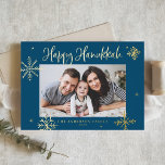 Whimsical Snowflakes Blue Happy Hanukkah Foto Folie Feestdagen Briefkaart<br><div class="desc">Happy Hanukkah! Verstuur je familie en vriend warm met dit gouden folie Hanukkah-briefkaart. Het is uitgerust met griezelige sneeuwvlokken en moderne kalligrafie. Personaliseer deze foto Hanukkah briefkaart door uw eigen details toe te voegen. Deze sneeuwvlokken Hanukkah-foto-briefkaart is beschikbaar in andere kleuren en kartonnen dozen.</div>