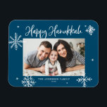 Whimsical Snowflakes Blue Happy Hanukkah Foto Magneet<br><div class="desc">Fijne Chanoeka! Stuur warme wensen naar familie en vrienden met deze grillige Chanoeka magneet. Het beschikt over grillige sneeuwvlokken en moderne kalligrafie. Personaliseer deze foto Chanoeka kaart door uw gegevens toe te voegen. Deze sneeuwvlok Hanukkah fotomagneet is verkrijgbaar in andere kleuren en karton.</div>