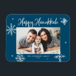 Whimsical Snowflakes Blue Happy Hanukkah Foto Magneet<br><div class="desc">Fijne Chanoeka! Stuur warme wensen naar familie en vrienden met deze grillige Chanoeka magneet. Het beschikt over grillige sneeuwvlokken en moderne kalligrafie. Personaliseer deze foto Chanoeka kaart door uw gegevens toe te voegen. Deze sneeuwvlok Hanukkah fotomagneet is verkrijgbaar in andere kleuren en karton.</div>