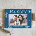 Whimsical Snowflakes Blue Merry-kerstfoto Feestdagenkaart<br><div class="desc">vrolijk kerstfeest! Stuur warme wensen naar familie en vrienden met deze grillige kerstkaart. Het beschikt over grillige sneeuwvlokken en moderne kalligrafie. Personaliseer deze foto kerstkaart door uw gegevens toe te voegen. Deze sneeuwvlok kerstkaart is verkrijgbaar in andere kleuren en karton.</div>