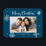Whimsical Snowflakes Blue Merry-kerstfoto Magneet<br><div class="desc">vrolijk kerstfeest! Stuur warme wensen naar familie en vrienden met deze grillige kerstfotomagneet. Het beschikt over grillige sneeuwvlokken en moderne kalligrafie. Personaliseer deze foto kerstmagneet door uw gegevens toe te voegen. Deze sneeuwvlok kerstfotomagneet is verkrijgbaar in andere kleuren en karton.</div>