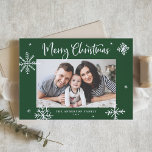 Whimsical Snowflakes Green Merry-kerstfoto Feestdagenkaart<br><div class="desc">vrolijk kerstfeest! Stuur warme wensen naar familie en vrienden met deze grillige kerstkaart. Het beschikt over grillige sneeuwvlokken en moderne kalligrafie. Personaliseer deze foto kerstkaart door uw gegevens toe te voegen. Deze sneeuwvlok kerstkaart is verkrijgbaar in andere kleuren en karton.</div>