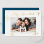 Whimsical Snowflakes Happy Hanukkah Foto Folie Feestdagenkaart<br><div class="desc">Happy Hanukkah! Verstuur je familie en vriend warm met deze gouden folie Hanukkah-kaart. Het is uitgerust met griezelige sneeuwvlokken en moderne kalligrafie. Pas deze foto-hanoekaart aan door uw eigen details toe te voegen. Deze sneeuwvlokken Hanukkah-fotokaart is verkrijgbaar in andere kleuren en in kartonnen dozen.</div>