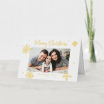 Whimsical Snowflakes Merry Kerstfoto Folie Feestdagenkaart<br><div class="desc">Vrolijk kerstfeest! Verstuur je familie en vrienden warm met deze gouden folie kerstkaart. Het bevat rotsachtige sneeuwvlokken en moderne kalligrafie. Pas deze foto-kerstkaart aan door uw eigen details toe te voegen. Deze sneeuwvlokken kerstfotokaart is ook verkrijgbaar in andere kleuren en in kartonnen dozen.</div>