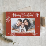 Whimsical Snowflakes Red Merry-kerstfoto Feestdagenkaart<br><div class="desc">vrolijk kerstfeest! Stuur warme wensen naar familie en vrienden met deze grillige kerstkaart. Het beschikt over grillige sneeuwvlokken en moderne kalligrafie. Personaliseer deze foto kerstkaart door uw gegevens toe te voegen. Deze sneeuwvlok kerstkaart is verkrijgbaar in andere kleuren en karton.</div>