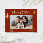Whimsical Snowflakes Red Merry-kerstfoto Folie Feestdagenkaart<br><div class="desc">Vrolijk kerstfeest! Verstuur je familie en vrienden warm met deze gouden folie kerstkaart. Het bevat rotsachtige sneeuwvlokken en moderne kalligrafie. Pas deze foto-kerstkaart aan door uw eigen details toe te voegen. Deze sneeuwvlokken kerstfotokaart is ook verkrijgbaar in andere kleuren en in kartonnen dozen.</div>