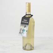 Whimsical Snowman in Winter Kerstmis Scene Flessenhanger (Schuin)