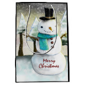Whimsical Snowman in Winter Kersttekening Medium Cadeauzakje (Voorkant)